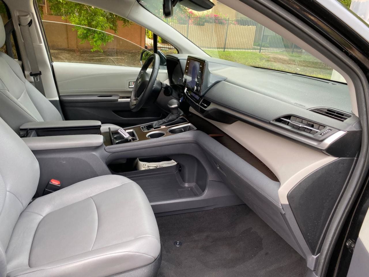 Used 2024 Toyota Sienna XLE FWD image 59