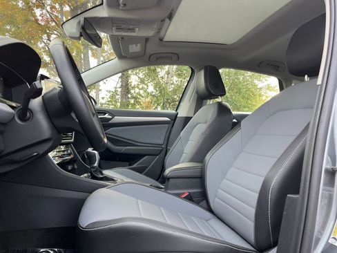 Used 2025 Volkswagen Jetta SE image 27