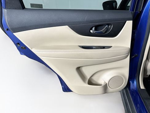 Used 2020 Nissan Rogue SV FWD image 25