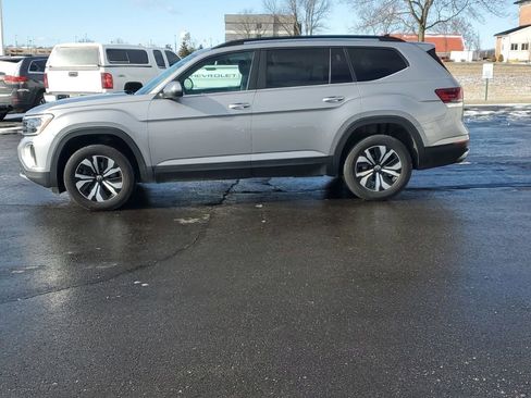 Used 2024 Volkswagen Atlas SE image 2