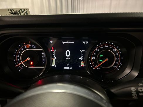 Used 2025 Jeep Wrangler Unlimited Sahara AWD/4WD image 16