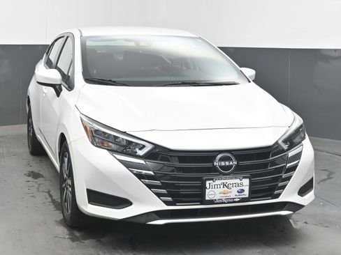 Used 2025 Nissan Versa SV image 3