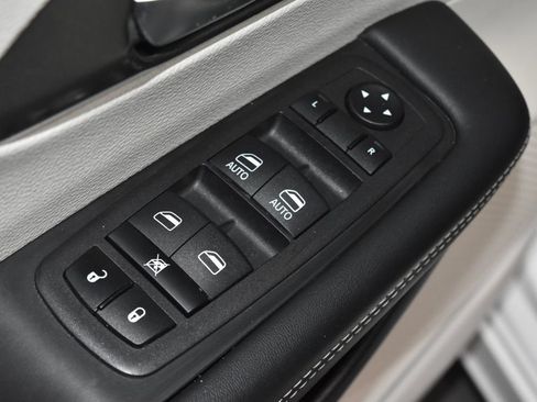 Used 2023 Chrysler Pacifica Touring-L FWD image 6