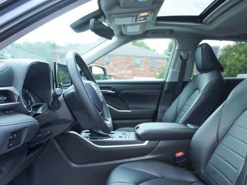 Used 2023 Toyota Highlander XLE AWD/4WD image 12