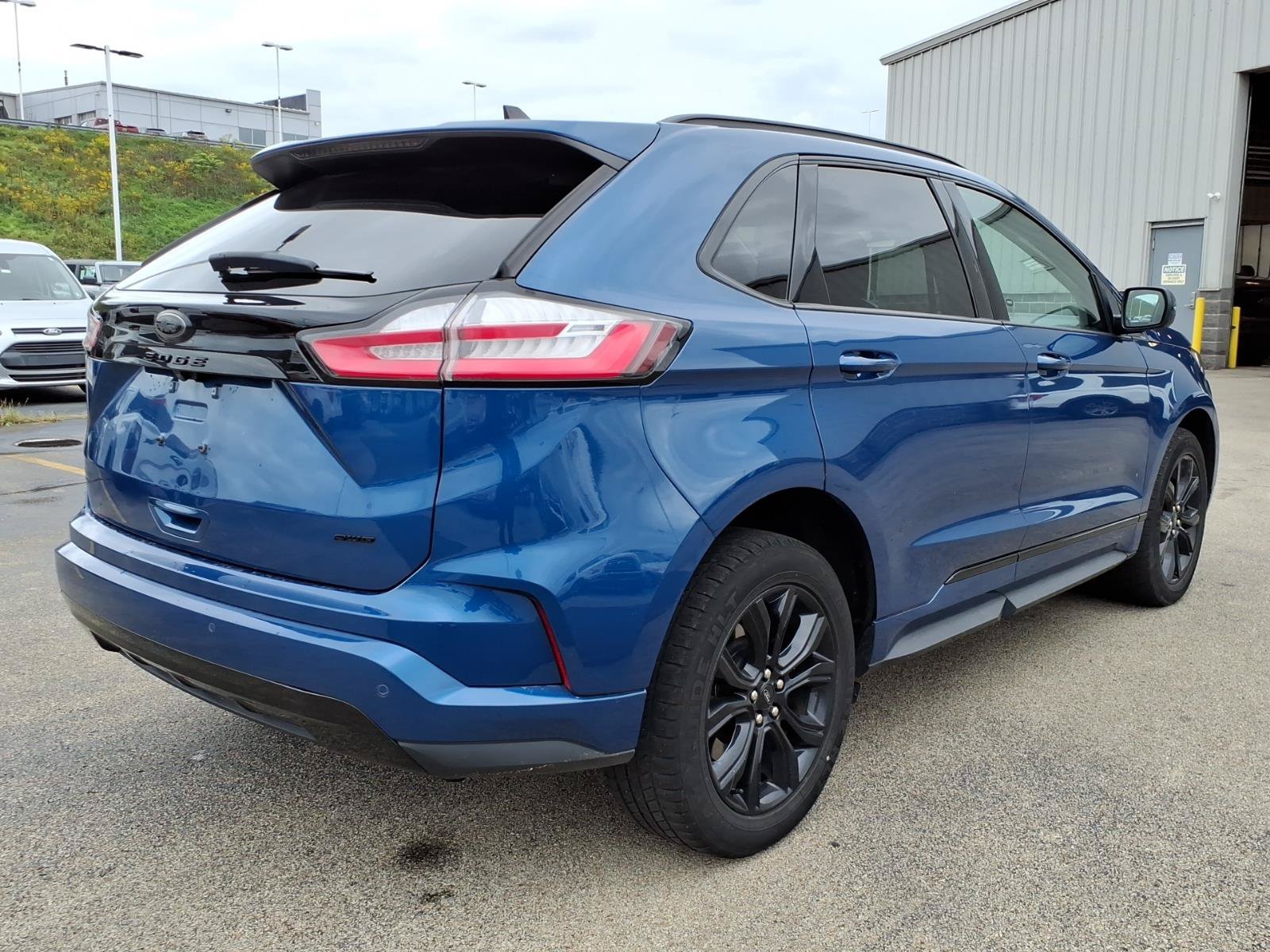 Certified 2024 Ford Edge SE w/ Black Appearance Package AWD/4WD image 3