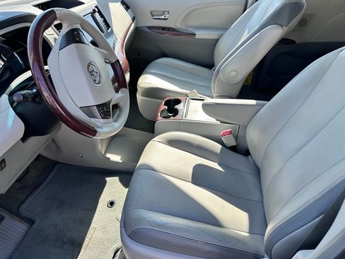 Used 2012 Toyota Sienna Limited w/ LTD Navigation Pkg AWD/4WD image 5