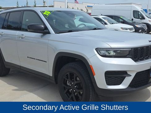 Certified 2025 Jeep Grand Cherokee Altitude AWD/4WD image 8