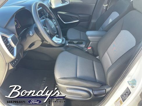 Used 2023 Kia Soul LX w/ LX Technology Package image 11