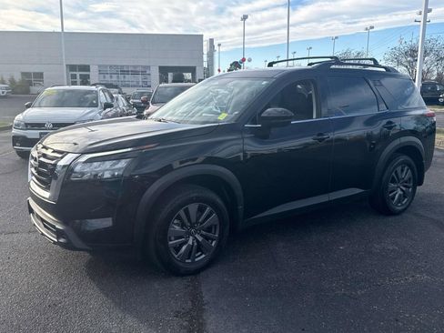 Used 2024 Nissan Pathfinder SV w/ SV Premium Package image 3