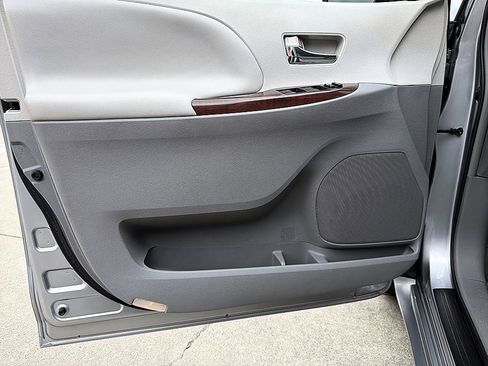 Used 2013 Toyota Sienna XLE w/ Entertainment Pkg FWD image 9
