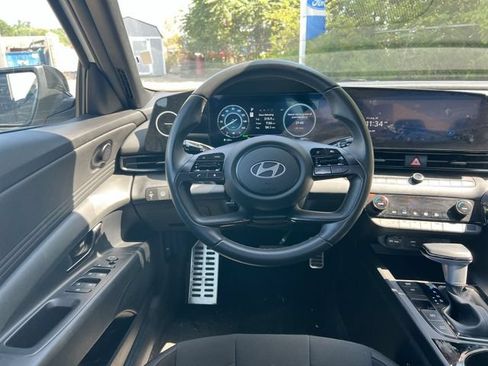 Used 2025 Hyundai Elantra SEL FWD image 13