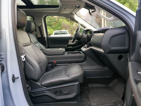Certified 2025 Ford Expedition Active AWD/4WD image 9