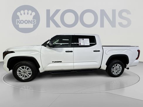 Used 2022 Toyota Tundra SR5 w/ SR5 Convenience Package AWD/4WD image 8