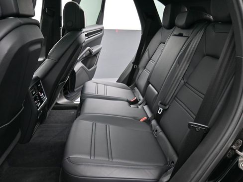 Used 2023 Porsche Cayenne image 15