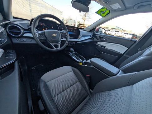 Used 2025 Chevrolet Trax LT w/ LT Convenience Package image 5