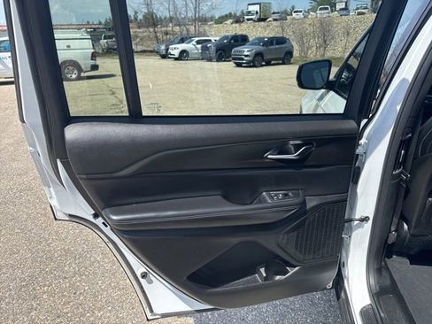 Used 2023 Jeep Grand Cherokee L Laredo AWD/4WD image 28