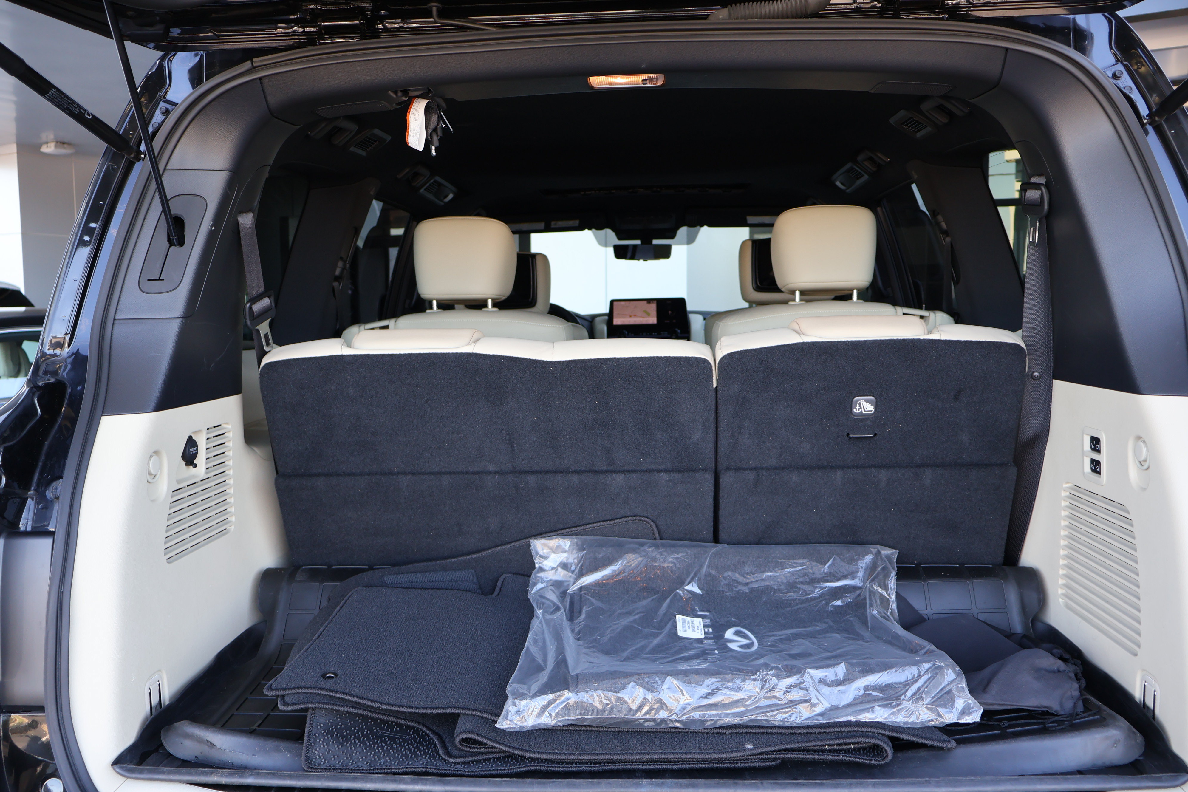 Used 2022 INFINITI QX80 Sensory w/ All-Season Package AWD/4WD image 25