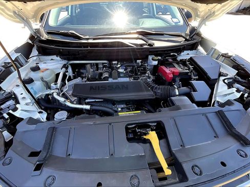 Used 2024 Nissan Rogue S image 32