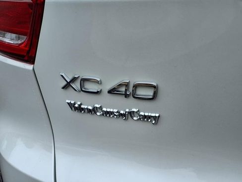 Certified 2023 Volvo XC40 B5 Plus w/ Protection Package Premier image 5