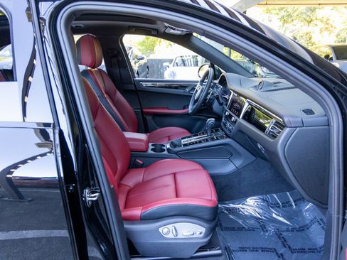 Certified 2025 Porsche Macan S AWD/4WD image 56