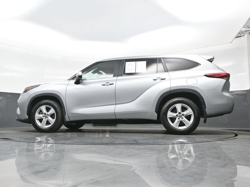 Used 2023 Toyota Highlander LE AWD/4WD image 29
