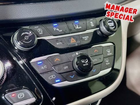 Used 2023 Chrysler Pacifica Touring-L FWD image 17