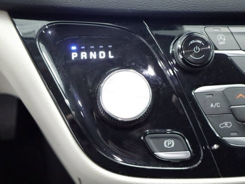 Certified 2023 Chrysler Pacifica Touring-L FWD image 36