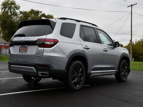 New 2025 Honda Pilot Touring image 7
