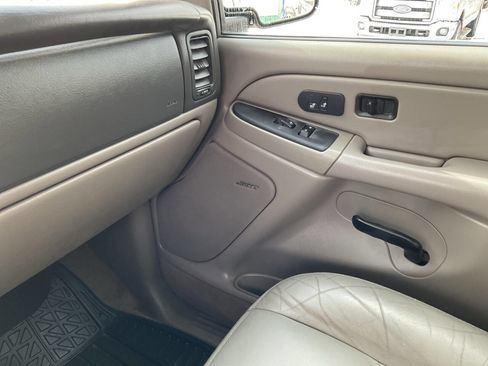 Used 2005 Chevrolet Suburban Z71 w/ Preferred Equipment Group image 14