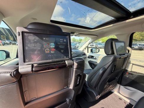 Used 2018 Chrysler Pacifica Limited w/ Tire & Wheel Group FWD image 20