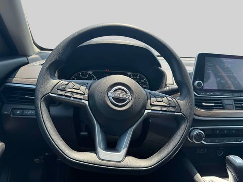 Used 2025 Nissan Altima 2.5 SV FWD image 13