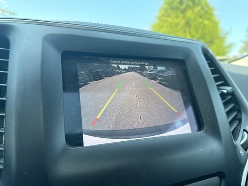 Used 2020 Jeep Cherokee Latitude Plus FWD image 12