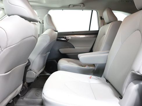 Used 2024 Toyota Highlander Limited AWD/4WD image 27