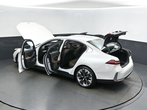 Certified 2025 BMW 530i xDrive w/ Premium Package image 2