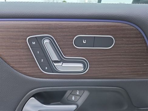 Used 2026 Mercedes-Benz GLB 250 4MATIC image 11