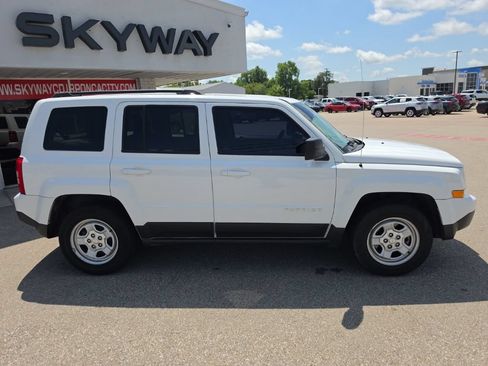 Used 2016 Jeep Patriot Sport w/ Power Value Group FWD image 2