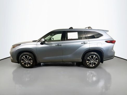 Certified 2021 Toyota Highlander XLE AWD/4WD image 4