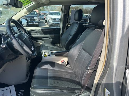 Used 2016 Chrysler Town & Country Touring-L image 8
