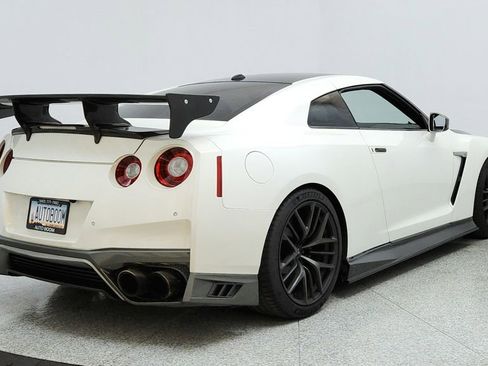 Used 2017 Nissan GT-R Premium w/ Premium Interior Package image 5