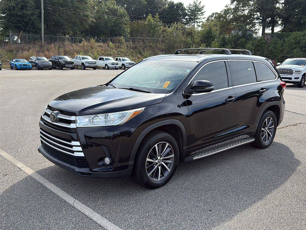 Used 2017 Toyota Highlander XLE FWD image 1