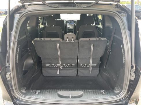 Used 2024 Chrysler Pacifica Touring FWD image 19