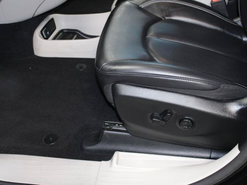 Used 2023 Chrysler Pacifica Touring-L FWD image 27
