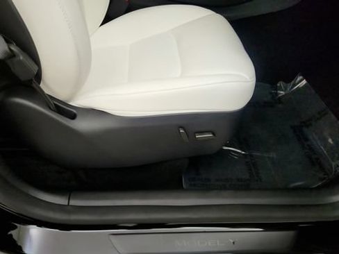 Used 2025 Tesla Model Y Long Range AWD/4WD image 36