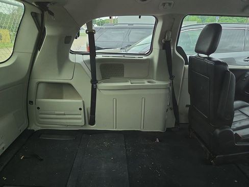 Used 2013 Chrysler Town & Country Touring-L FWD image 12