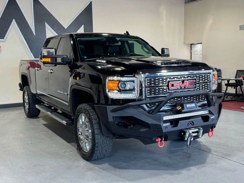 Used 2019 GMC Sierra 2500 Denali w/ Duramax Plus Package AWD/4WD image 3