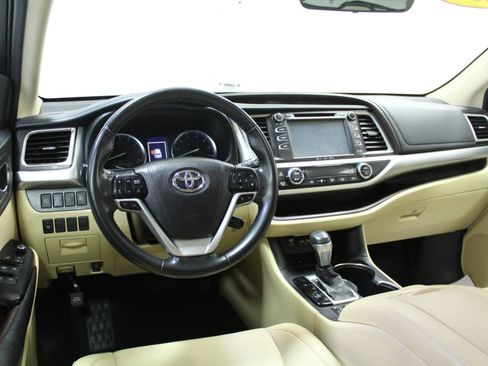 Used 2019 Toyota Highlander XLE AWD/4WD image 7