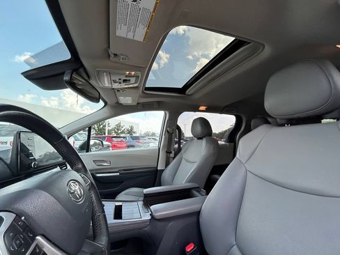 Used 2023 Toyota Sienna XLE FWD image 12