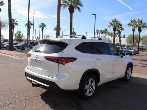Used 2020 Toyota Highlander LE image 5