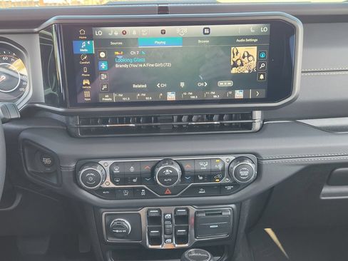 Used 2025 Jeep Gladiator Sport AWD/4WD image 16