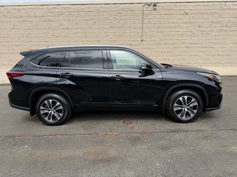 Used 2022 Toyota Highlander XLE AWD/4WD image 4